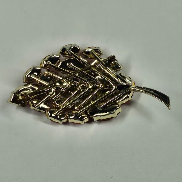 Rhinestone Leaf Pin Pink Red Goldtone Vintage MCM Brooch - Picture 6 of 8